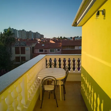 Jela Apartment With A Big Balcony Pula Exterior photo